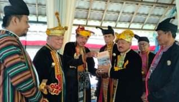 Bupati Butur Dianugrahi Gelar Kehormatan “Mia Ogena”