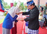 Porsadin V, Bupati Butur Beri Penghargaan Pada Siswi Berprestasi di Hari Diknas