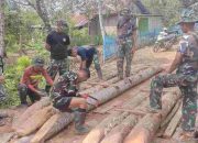 Personel Satgas TMMD Reg Ke 117 Peduli Bantu Warga Perbaiki Jembatan Rusak