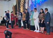 Anton Timbang Terima Penghargaan Sultra Awards 2023