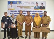 Pj. Bupati Buton Serahkan Bantuan Laptop dan Piagam Penghargaan