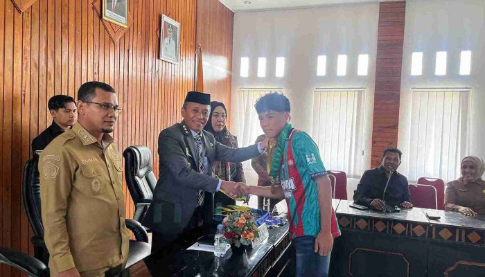 Pemkab Butur Apresiasi Tim Sepakbola SMAN 2 Kambowa